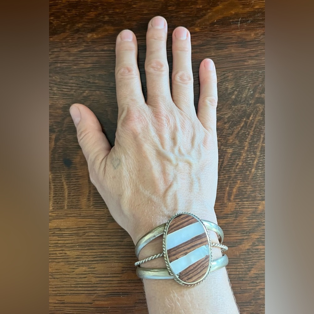 Vintage Cuff Bracelet. Gender neutral. Wood and Shell inlay. - Picture 4 of 8